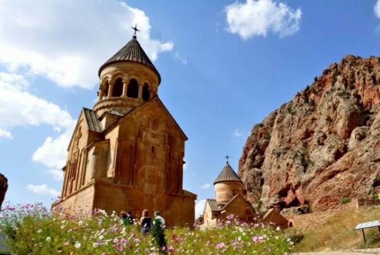 Армения принимает мир. Монастырь Нораванк Армения. Монастырь Нораванк Армения зимой. Монастырь Нораванк - Ереван зима. Христианизация Армении.