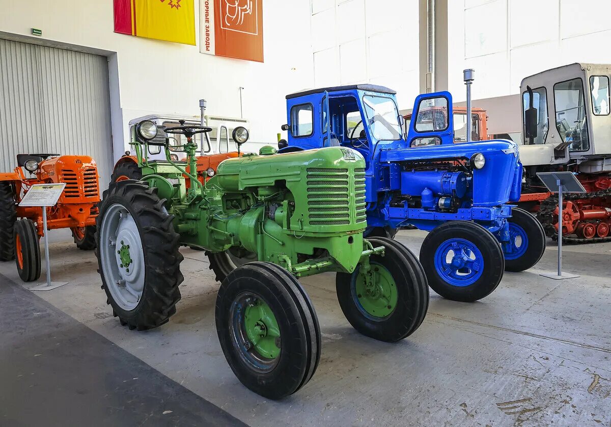 Трактор чебоксары. Чебоксарский тракторный завод музей. Научный музей трактора чебоксары. Музей трактора чебоксары. Трактора чебоксарского тракторного завода.