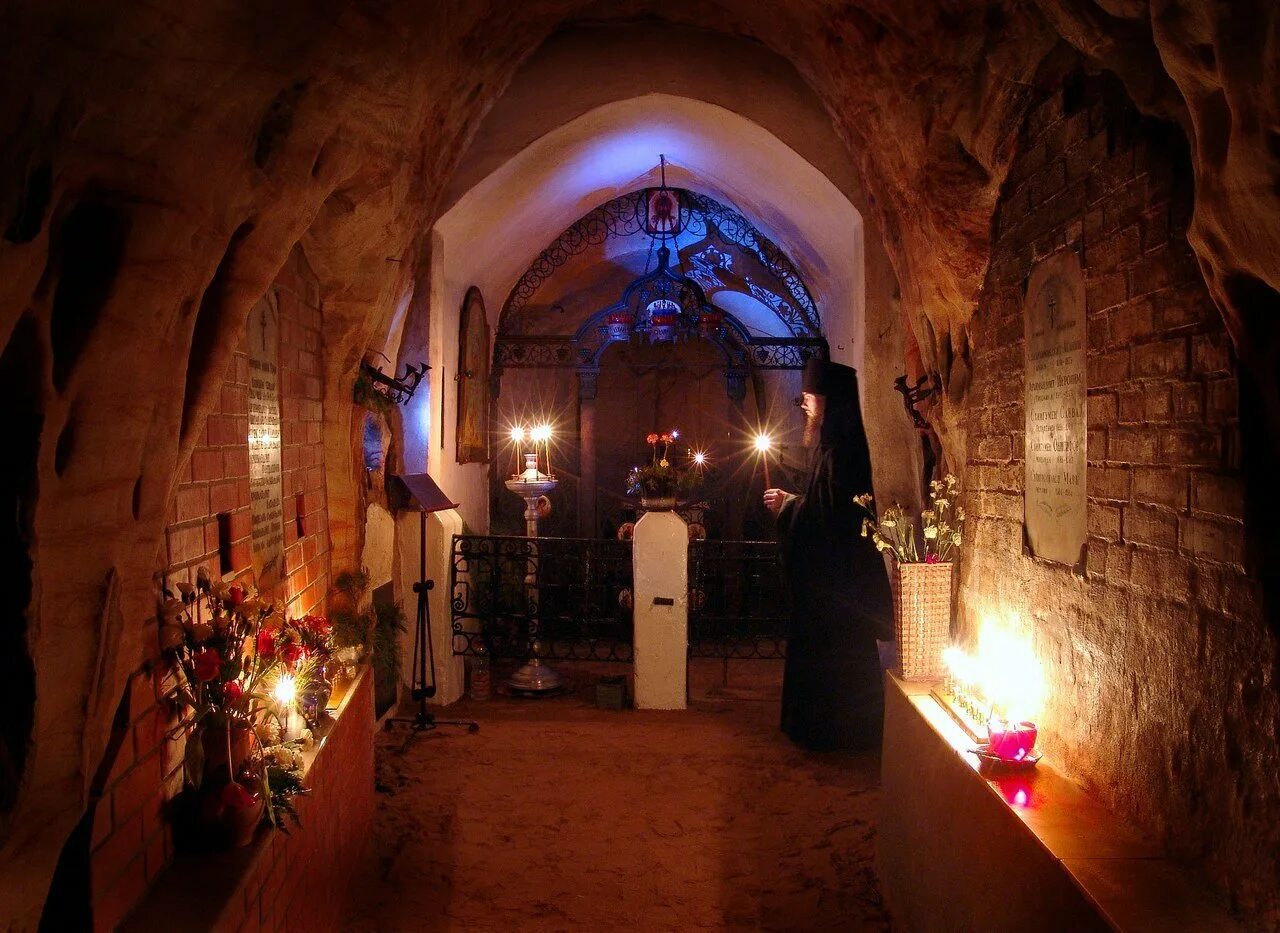 Псково-печерский монастырь пещеры. Печоры пещеры. Богом зданные пещеры псково-печерского монастыря. Печоры пещеры. Печоры пещеры.