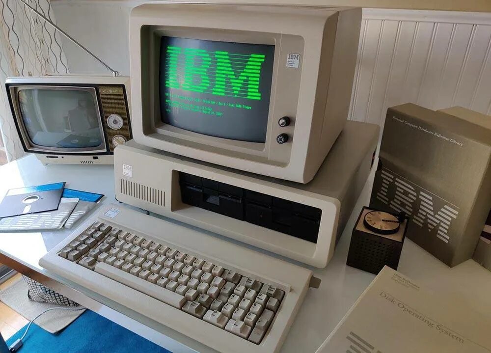 Ibm программирование. Ibm 5150. первый массовый персональный компьютер. первый персональный ноутбук. 2 массовый персональный компьютер.