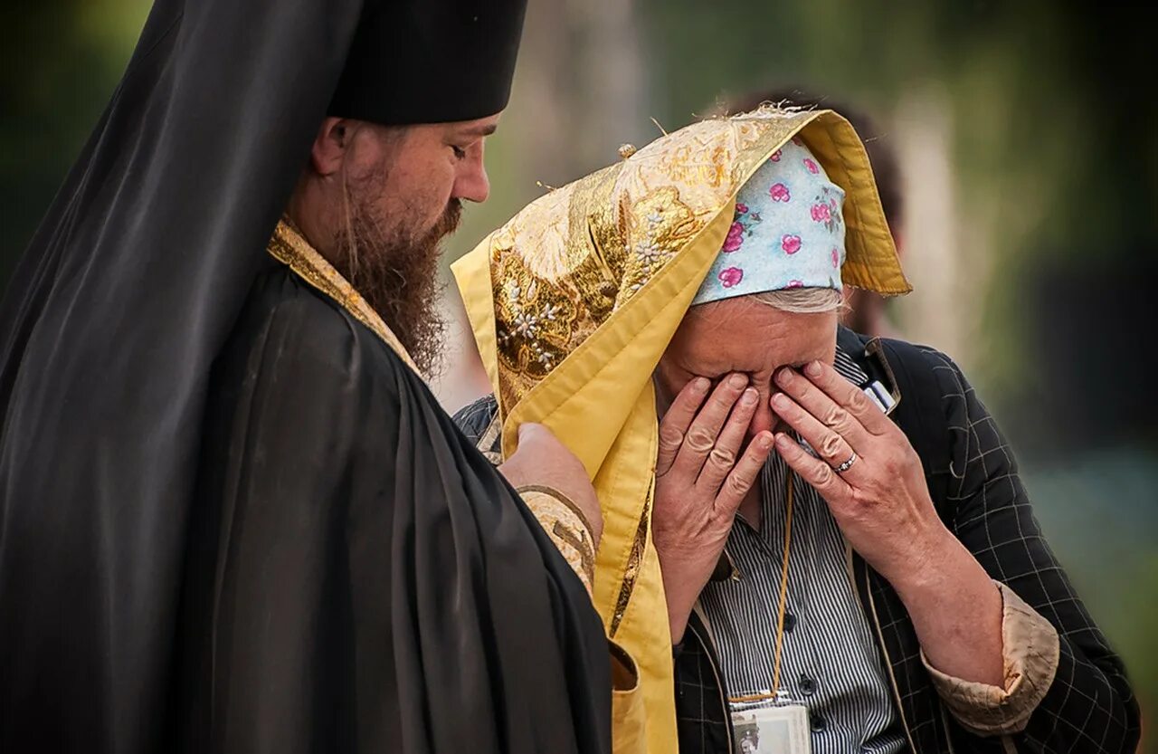 Покаяние в храме. Человек молится. Православные люди. Плачущая женщина в храме.