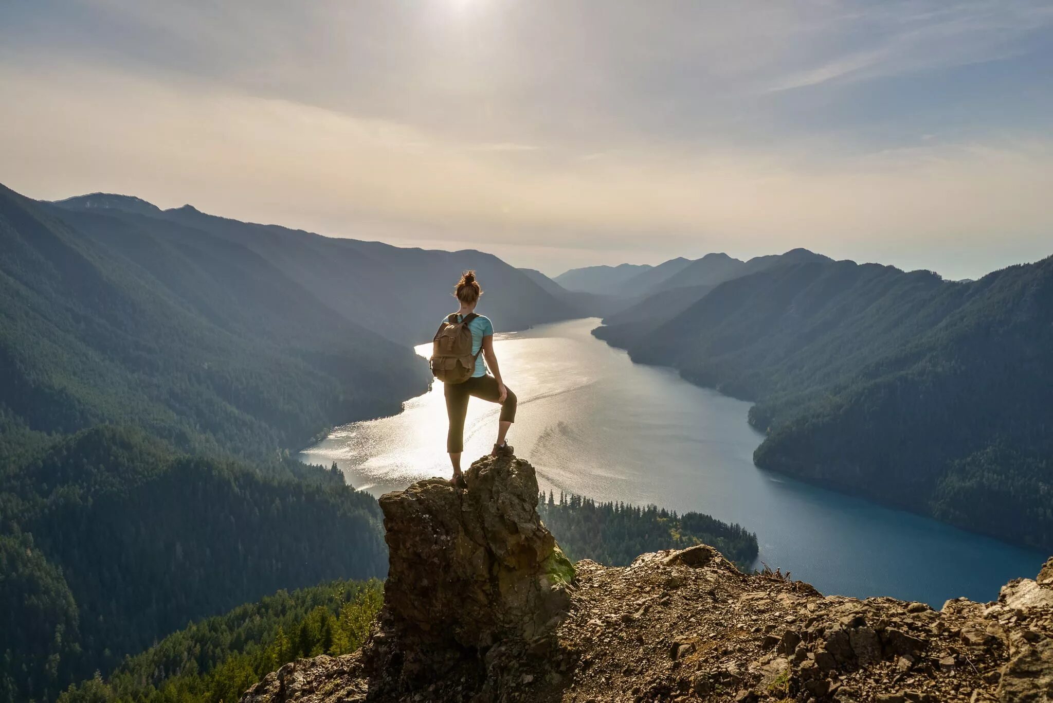 She traveled the world. Девушка в горах. Человек на вершине горы. Человек в горах. Девушка на вершине горы.