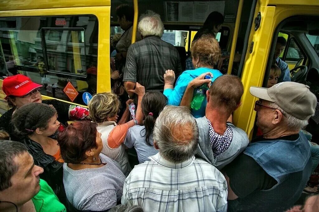 Ждать следующего автобуса. Переполненный общественный транспорт. Толпа людей в автобусе. Люди в общественном транспорте. Толпа людей в общественном транспорте.