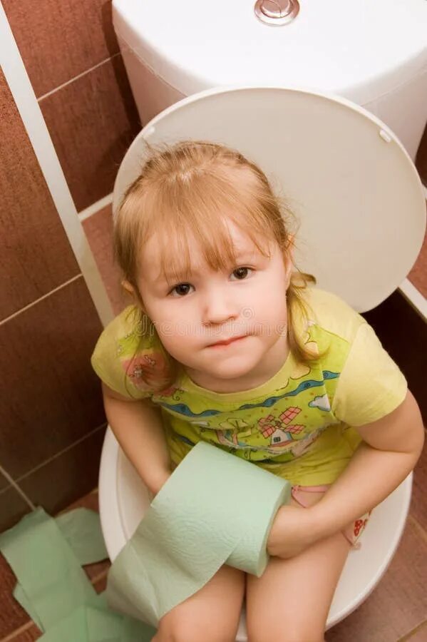 Летние поносы. Девочка на унитазе. Маенькиедевочки в туалете. Маленькая детям в туалет.