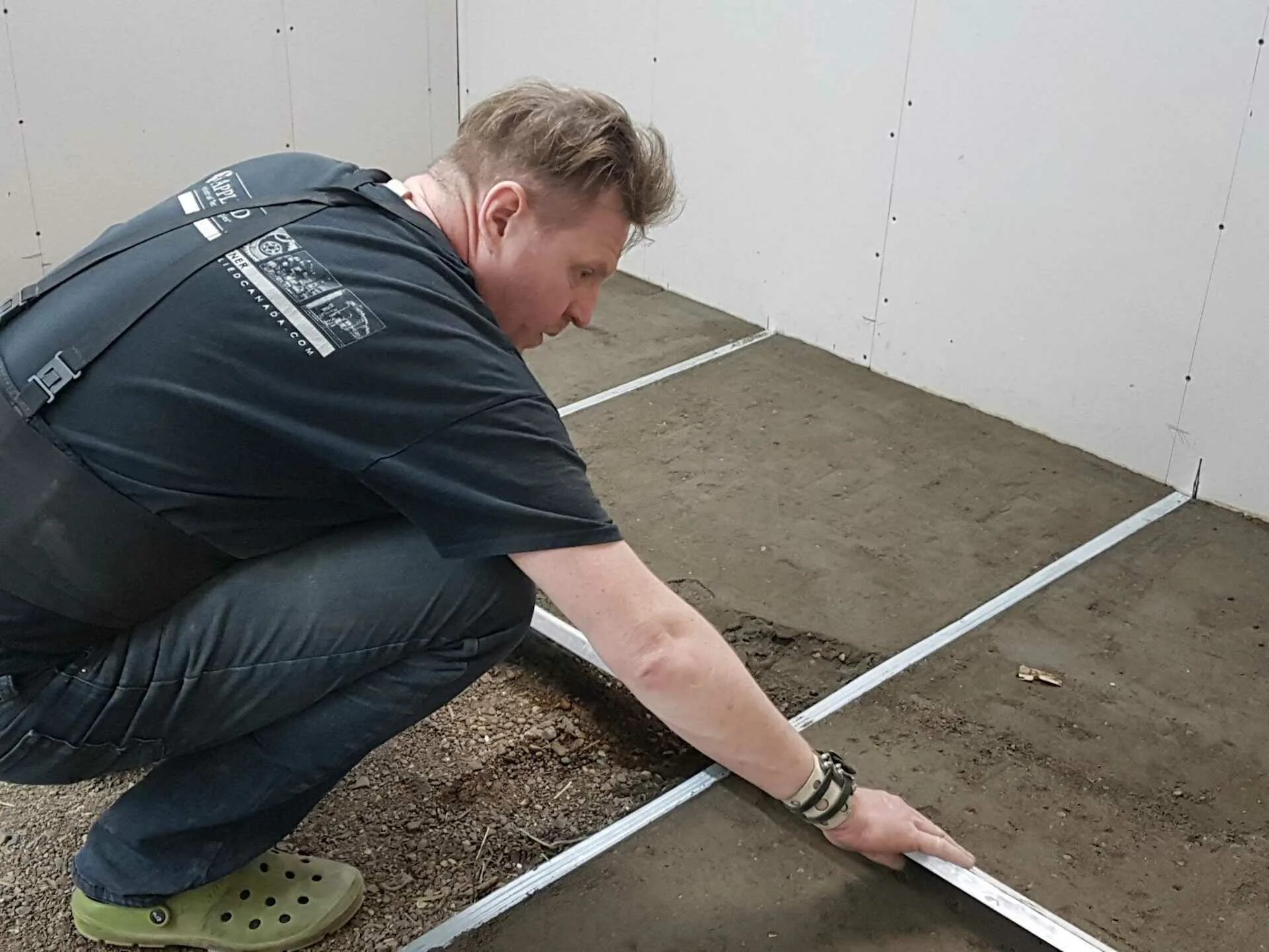 Стяжка пола какую выбрать. Полусухая стяжка пола. Сухая стяжка пола. Экопол наливной пол. Стяжка цементная перлитовая.