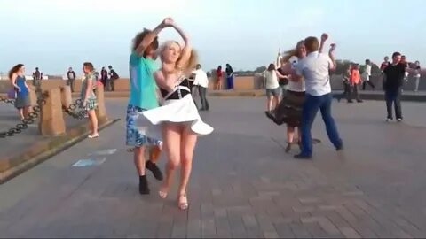 Танцующие короткие юбки видео