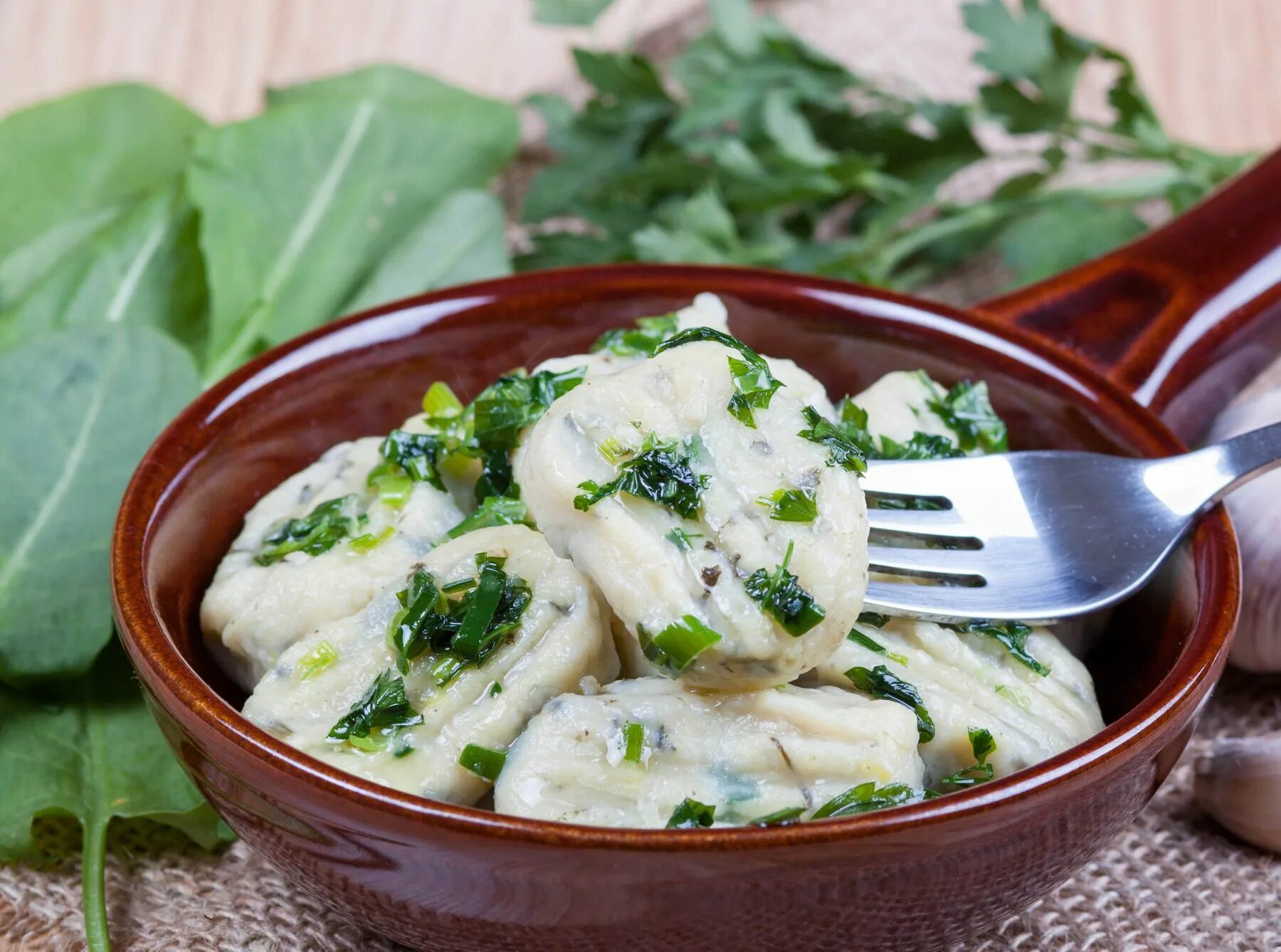 Вареники с сыром. Вареники с мясом и чесноком. Вареники с щавелем. Пельмени с творогом. Вареники с зеленым чесноком.