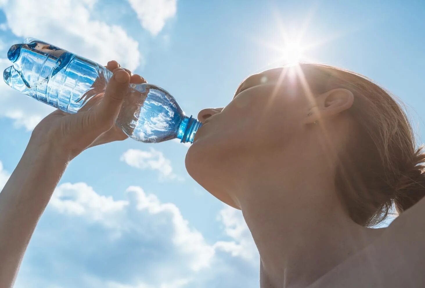 Почему в жару пьют. Питье воды. Жажда воды. Вода и человек. Человек пьет воду.