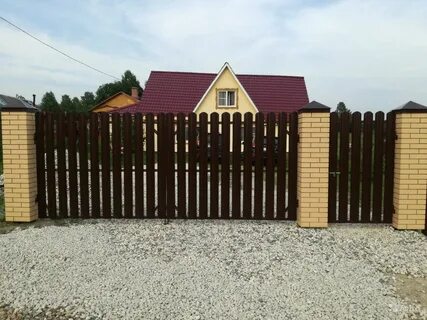 Забор со штакетника со столбами фото