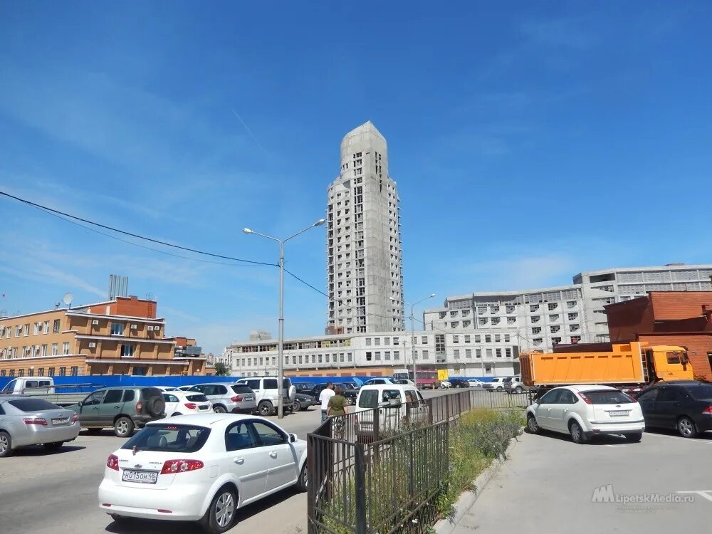 Чистое небо казань. Многоэтажка свечка. Барнаул три высотки. Здание свечка. Здание свечка.