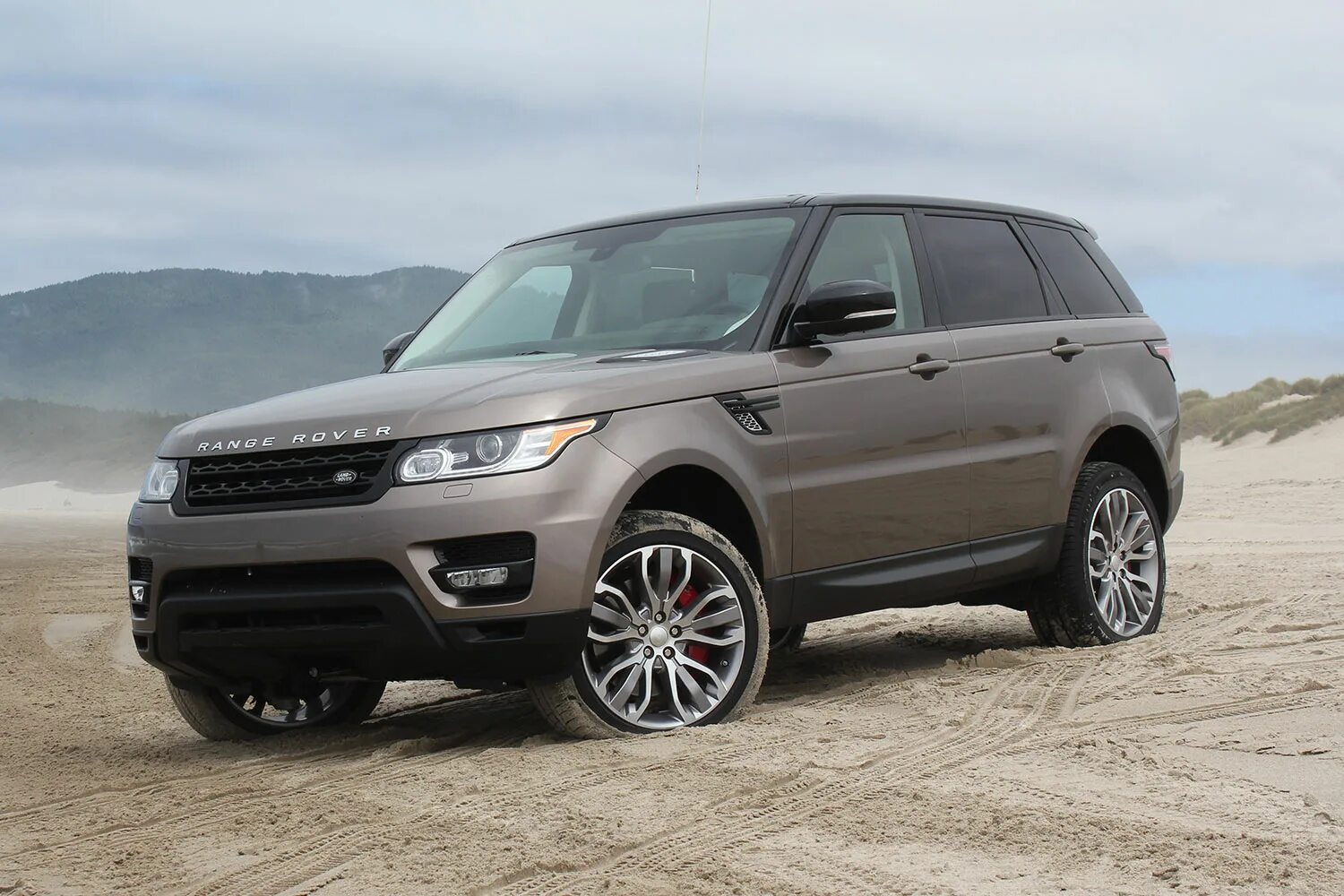 Land rover sport 2015. Рендж Ровер спорт 2015. Рендж Ровер 2015. Ленд Ровер Рендж Ровер спорт 2015. Range Rover 2015.