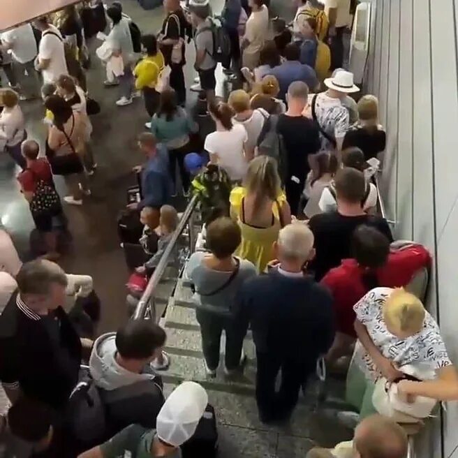 Очередь в аэропорту. Очереди в аэропорту сочи. Очереди в аэропорту сочи сейчас. Очереди в аэропорту сочи. Столпотворение в аэропорту сочи.