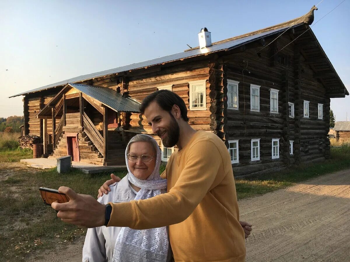 Архангельск переехал. Ехал Грека путешествие по Архангельской области. Ехал Грека передача Димитрис Георгиадис. Ехал Грека Архангельская область Карпогоры. Жители Архангельской области.