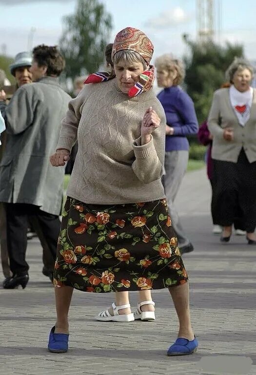 Бабушка не плясала а словно. Современные старушки. Смешные старушки. Танцующие бабки. Смешная бабуля.