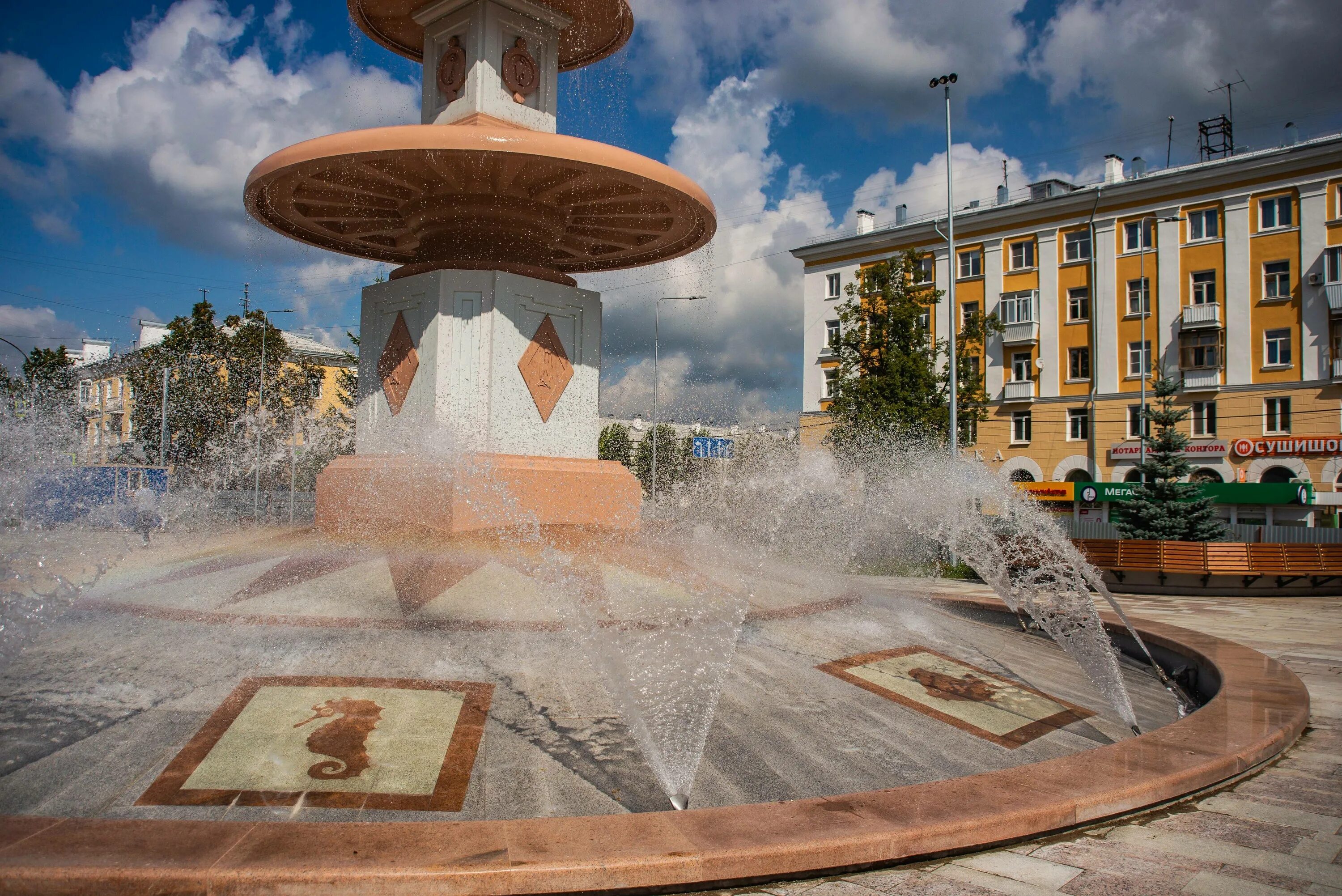 Фонтан римский площадь каменск-уральский. Каменск-уральский центральная площадь. Уральск зко достопримечательности. Куда сходить в уральске. Куда сходить в уральске.
