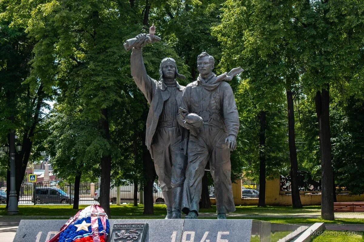 Нормандия Неман памятник. Памятник в Москве летчикам авиаполка Нормандия Неман. Памятник Нормандии Неман в Москве. Памятники летчикам Нормандии Неман. Индекс нормандия неман