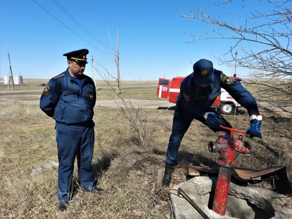 Новости адамовка оренбургской. Адамовка (Адамовский район). Поселок Адамовка Оренбургской области. Комсомольский Оренбургская область Адамовский район. МЧС В Адамовке.