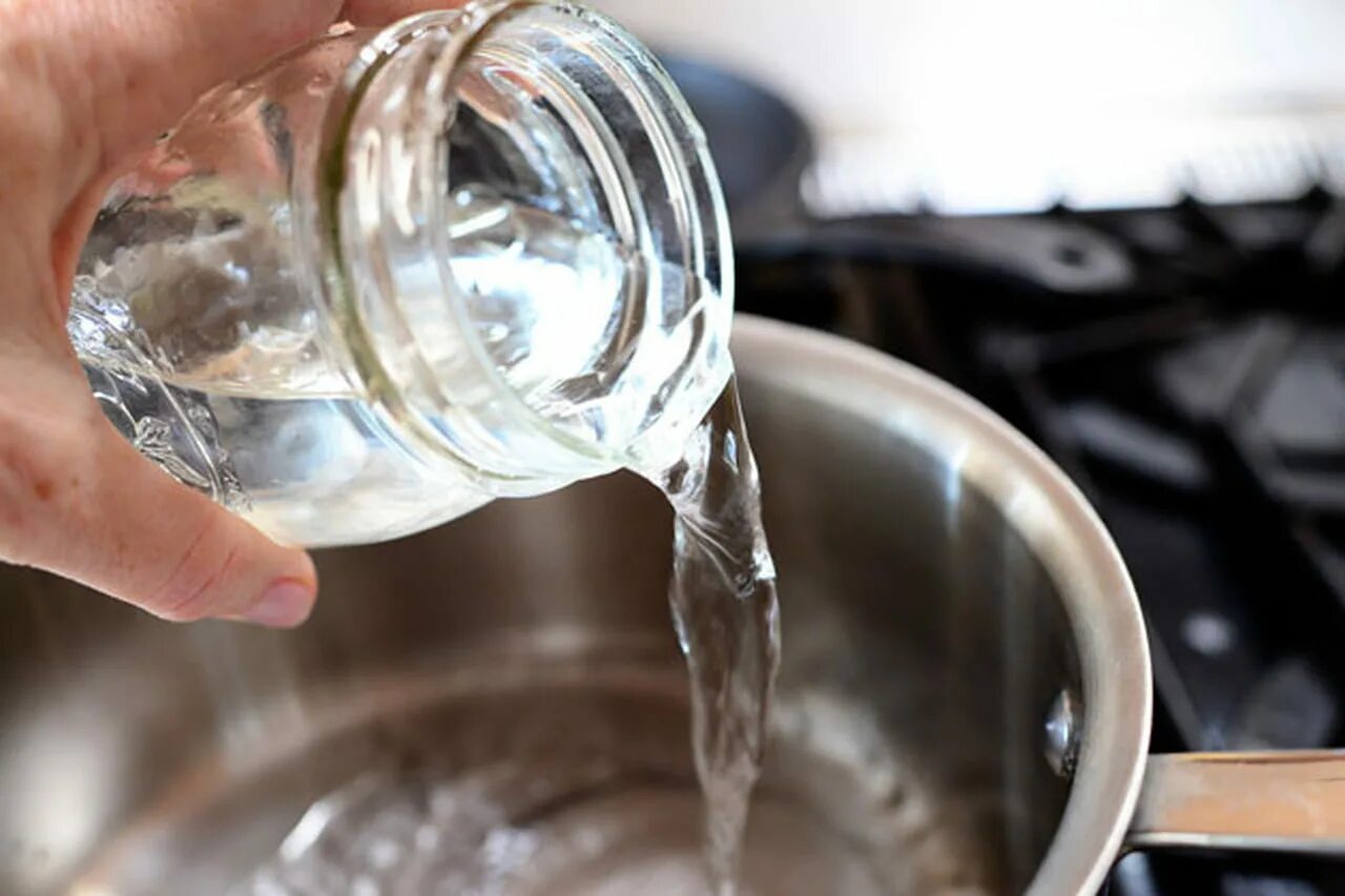 Эмульсия битумная дорожная. Отработанное моторное масло. Переливать воду из стакана в стакан. Вылить старую. Наливают воду в миску.