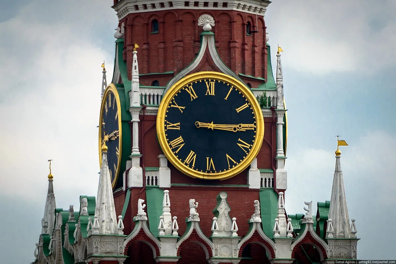 Часы Спасская башня Московского Кремля. Кремлевские куранты. Спасская башня куранты. Спасская башня Кремля куранты. Башня кремля на которой были установлены часы
