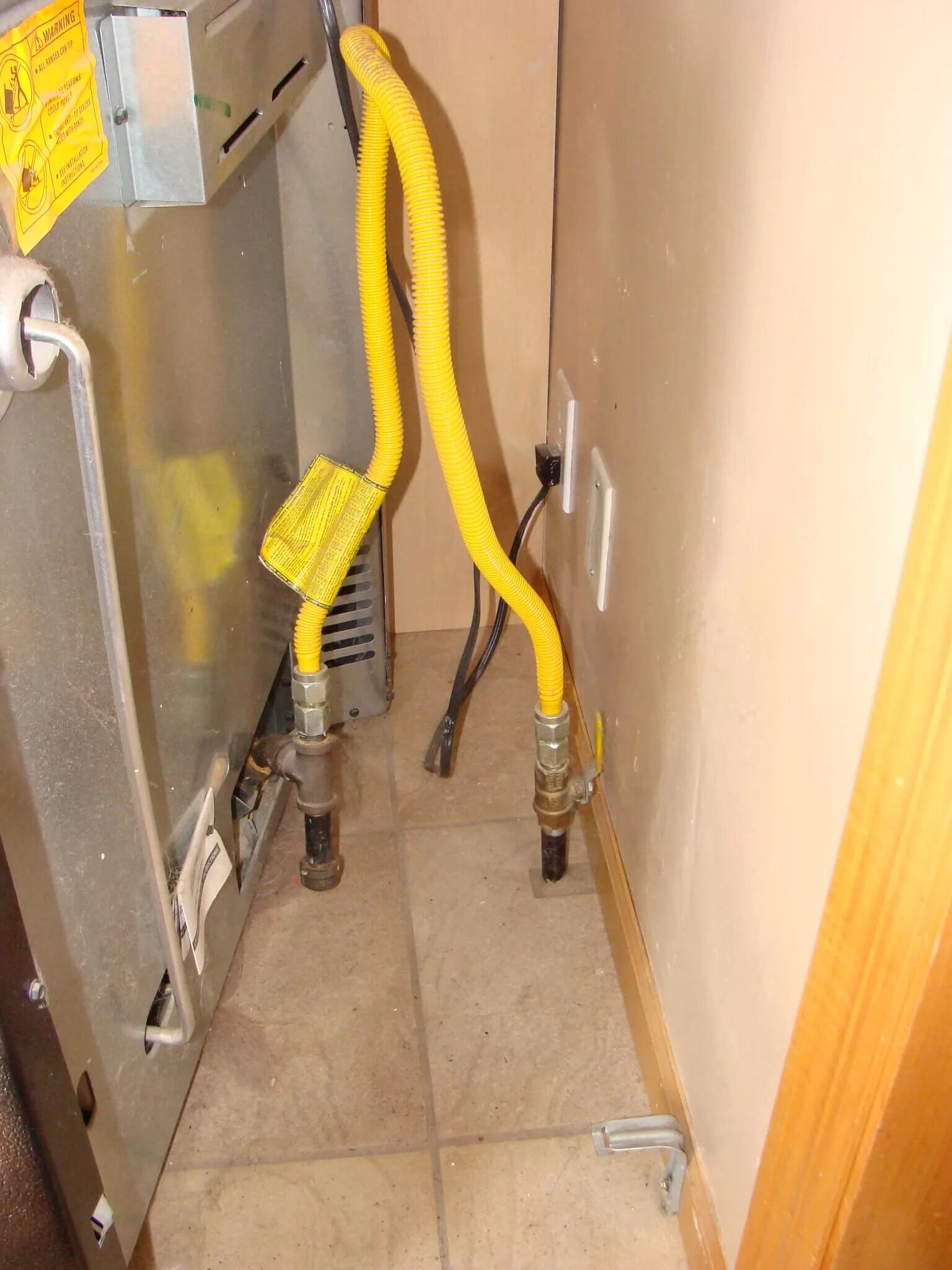 Какой длины должен быть газовый шланг. Максимальная длина газового шланга для подключения котла от трубы. Шланг для газовой трубы на 1м. К газовой плите подключается шланг. Какой длины должен быть газовый шланг.