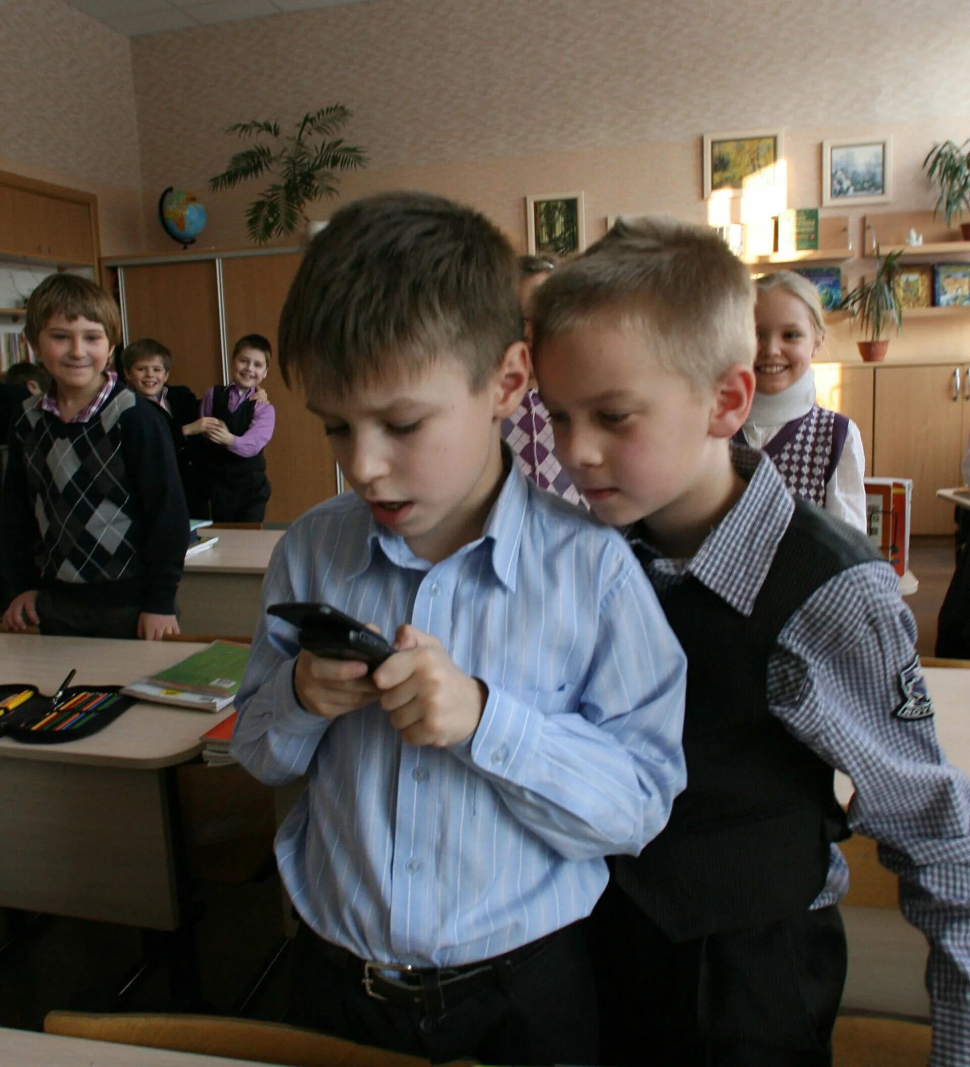 Играет в телефон на уроке. Школьники в школе. Школьник с телефоном. Русские школьники. Дети с мобильниками в школе.