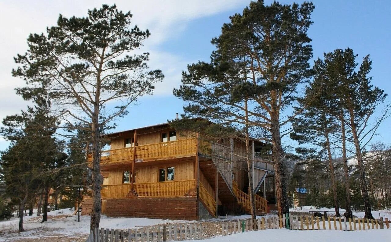 Картакой база отдыха. Турбазы иркутск зимой. Красный дом иркутск турбаза. Зимовье на шумаке зимой. Алтай листвянка.