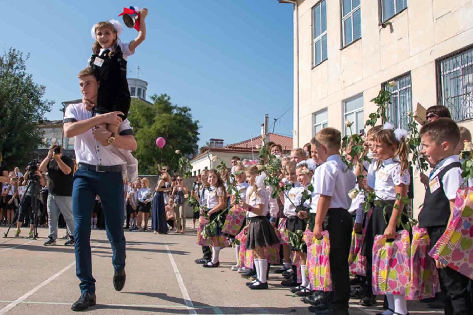 6 Школа Ялта 1-а. Линейка в школе. Школьники на линейке. 1 Сентября линейка в школе. 6 сентября 2014