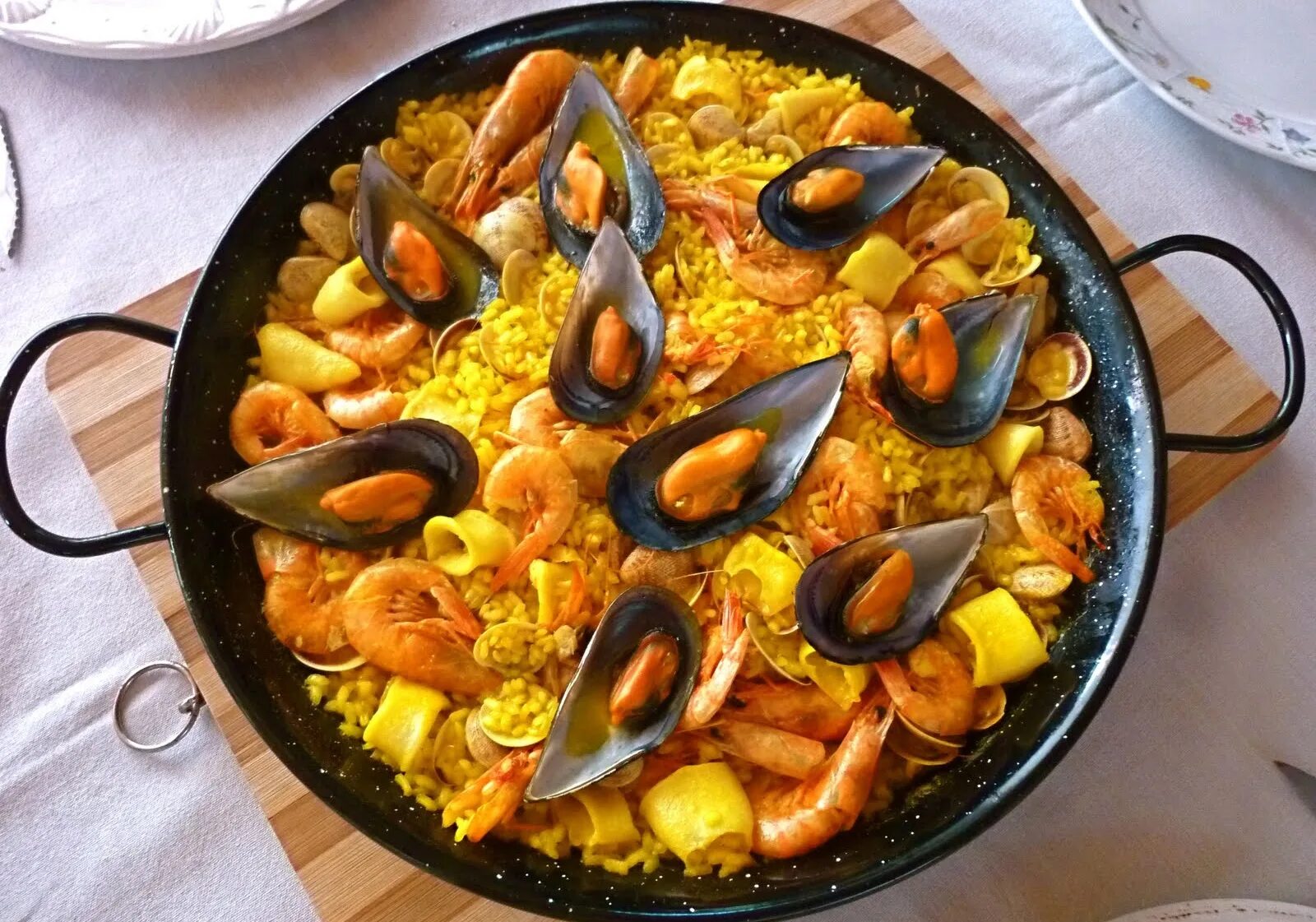 паэлья или паэйя. фото испанских блюд. испанская кухня паэлья. фото испанских блюд. кубинская паэлья.