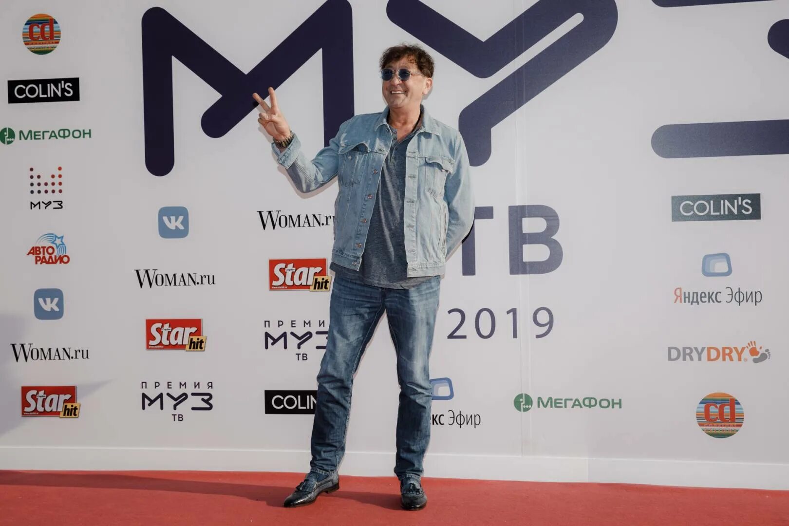 муз тв 2019. премия муз тв 2017 брежнева. премия муз тв 2019. слава марлоу на премии муз.