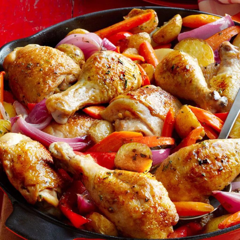 Как приготовить куриную с овощами. Курица в духовке. Курица с картошкой. Курица запечённая в Ду. Курица с картошечкавдуховке.