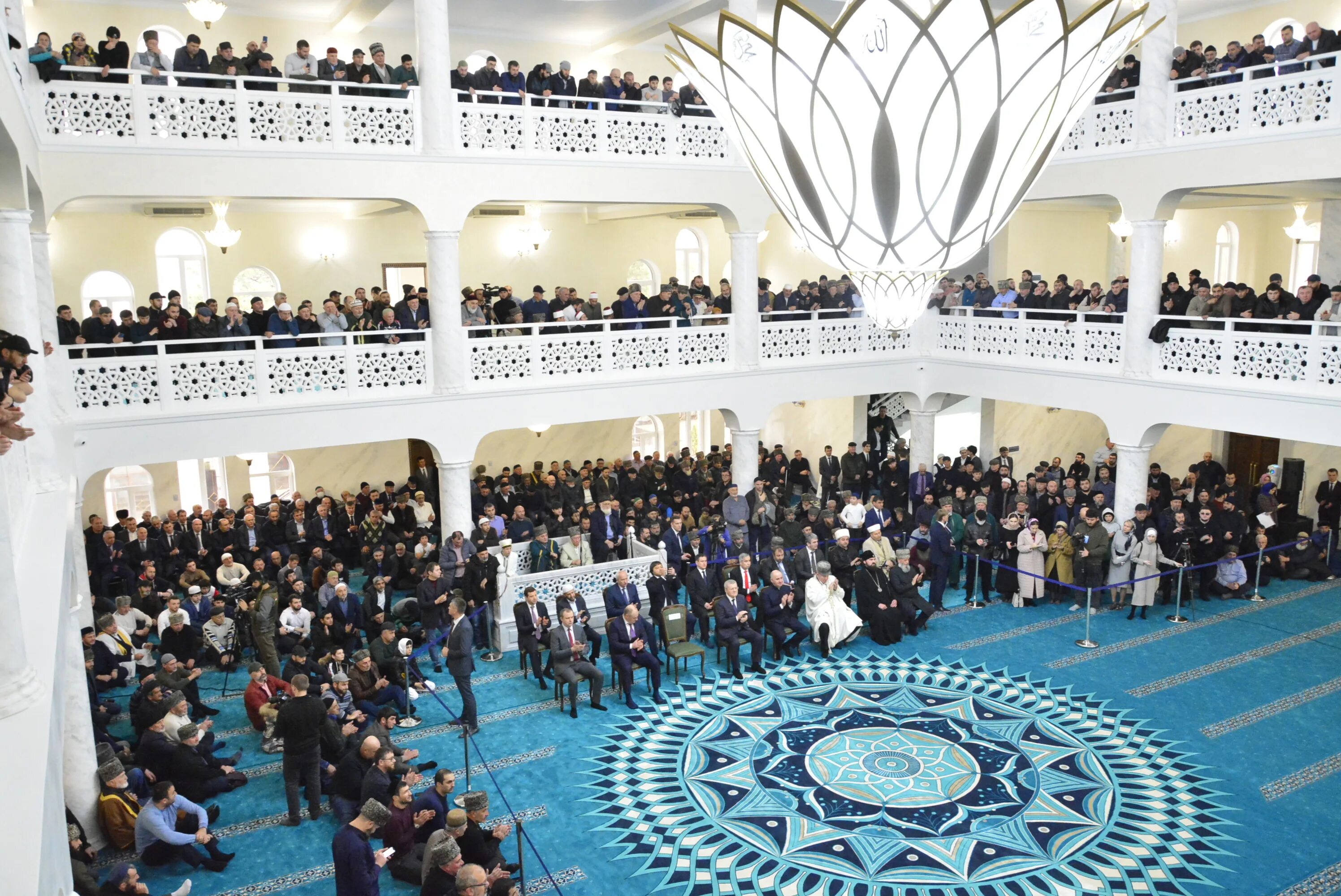 Соборная мечеть махачкалы. Соборная мечеть махачкалы. Черкесск главная мечеть. Соборная мечеть черкесска (карачаево-черкесия, черкесск). Новая мечеть в черкесске.