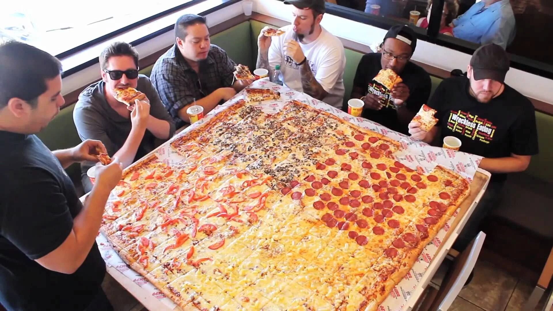 Съел большой кусок. Большая пицца. Огромная пицца. Самый большой пицца. День рождения пиццерии.
