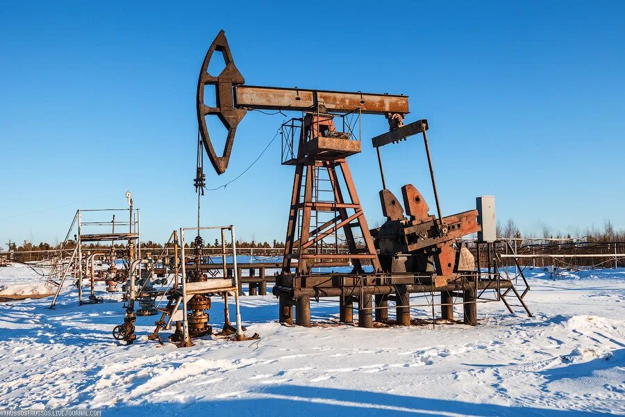 Дополнительная добыча нефти. Добыча нефти в республике коми. нефтяная скважина. скважина нефти. старая нефтяная вышка.