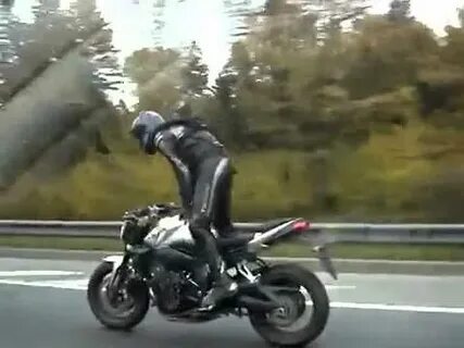 Мотоциклист движущийся по прямо