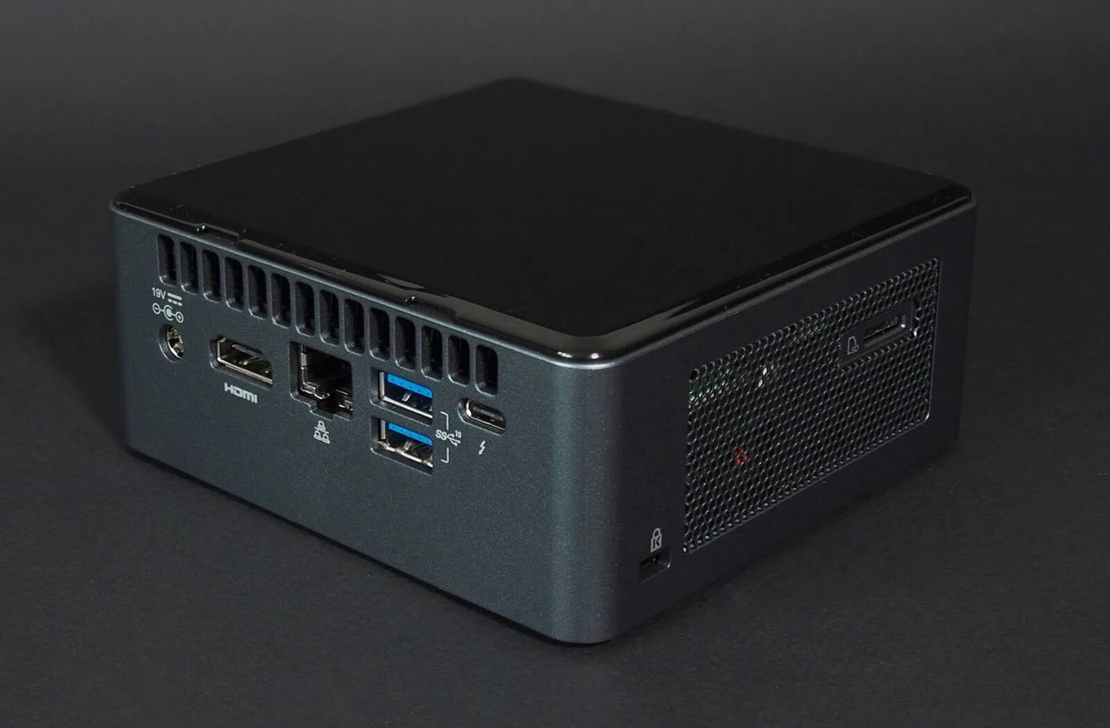 Intel nuc windows. Intel® NUC Kit nuc8i5beh. Платформа Intel NUC nuc8i5beh2. Мини ПК от Интел. Intel NUC female USB 3.0 Jack.