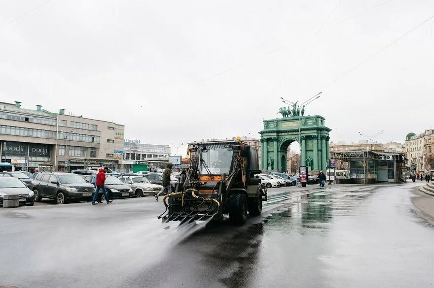 Мойка для улицы. Уборка улиц чистый Петербург. Мойка улиц Москвы. Уборка на улицах Дубая.