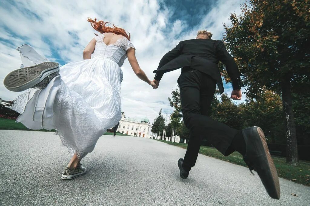 Сбежать от мужа. Жених и невеста бегут. Невеста бежит. Бегущие молодожены. Жених бежит.