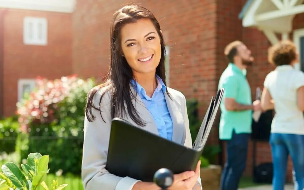 агент по недвижимости. менеджер. менеджер и клиент. фотосессия риэлтора. менеджер по недвижимости.