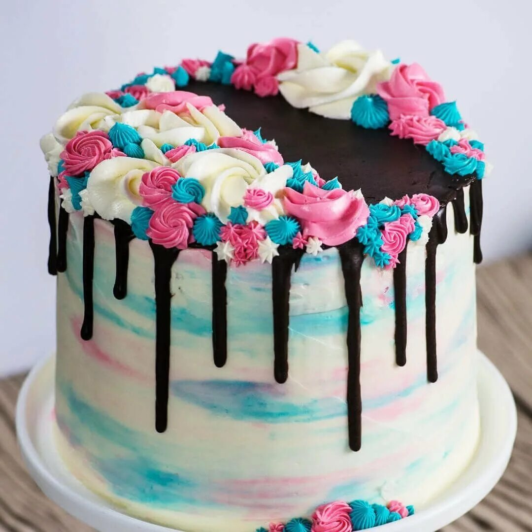 Как украсить торт девушке. Украшение торта. Красивое украшение торта. Яркий торт. Торт с подтеками.