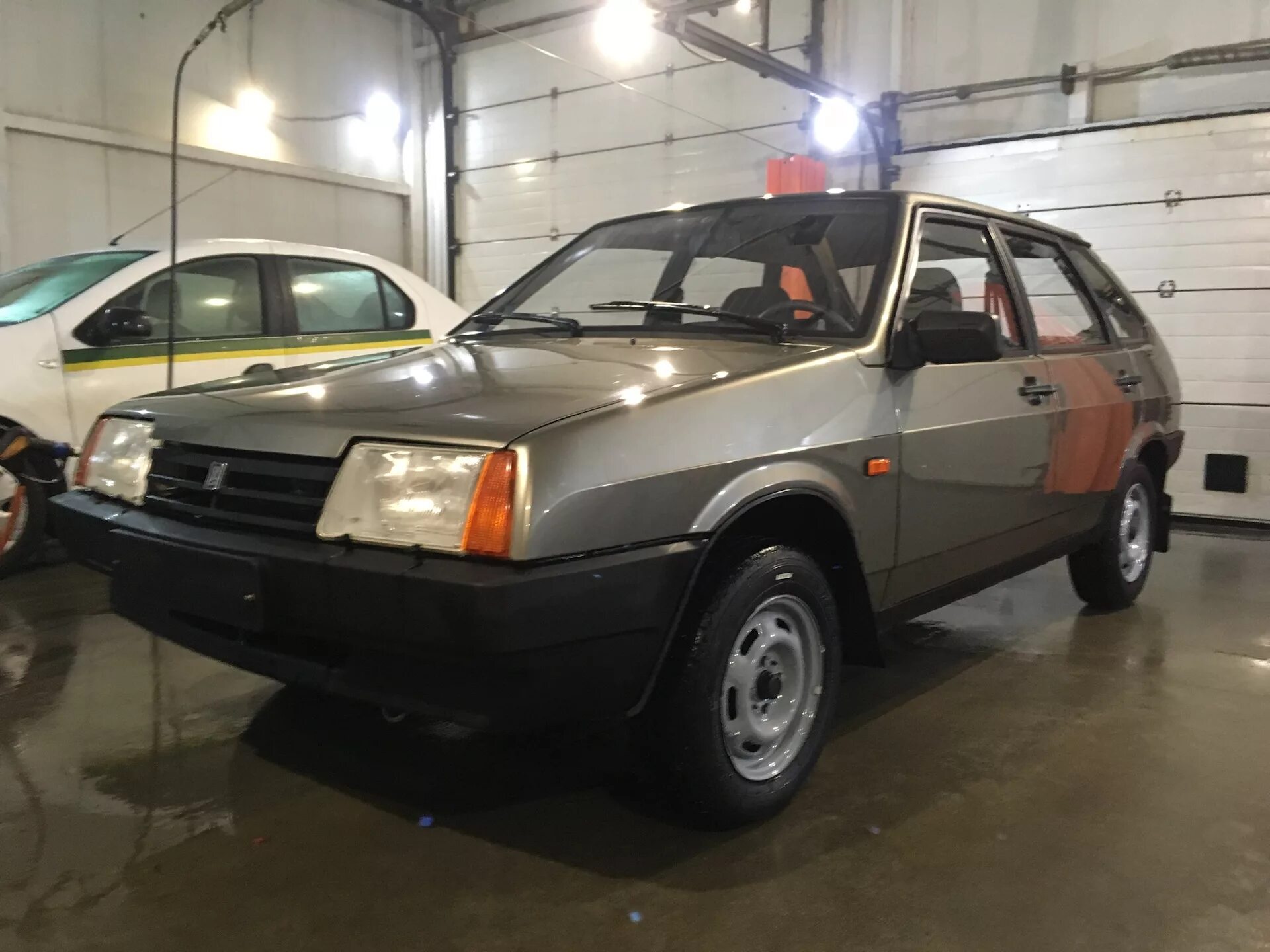 Ваз 2109 на конвейере. Ваз 2109 новая с завода. Завод тольятти ваз 2109. Завод тольятти ваз 2109. Ваз 21099 на конвейере.