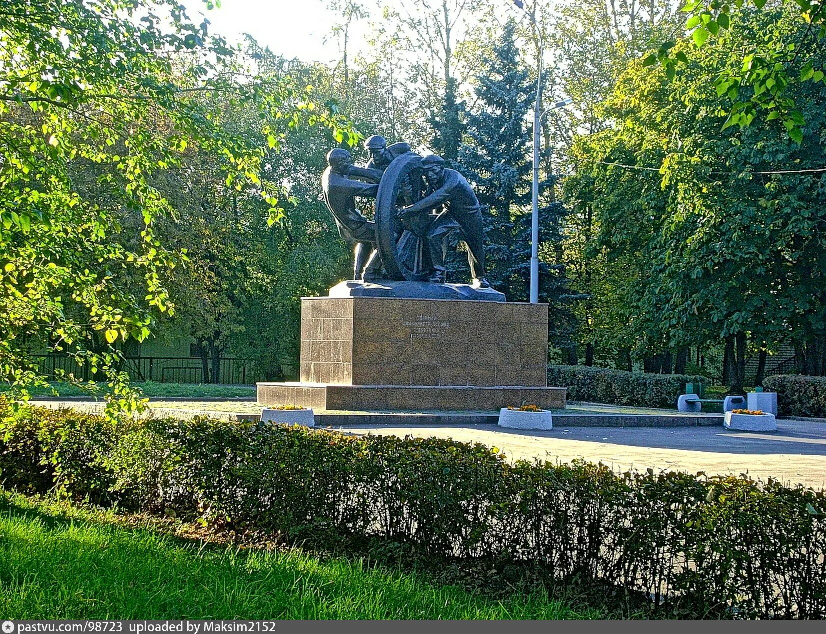 Соколиная гора памятник. Памятник в депо Москва-сортировочная. Москва сортировочная, памятник субботнику. Памятник рабочему. Памятник 2000 год