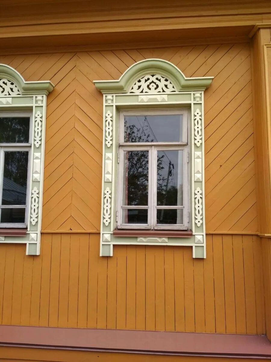 деревянная обналичка на окна. наличники в деревянном доме. наличники на окна деревянные. наличники на окна деревянные. наличники на окна.