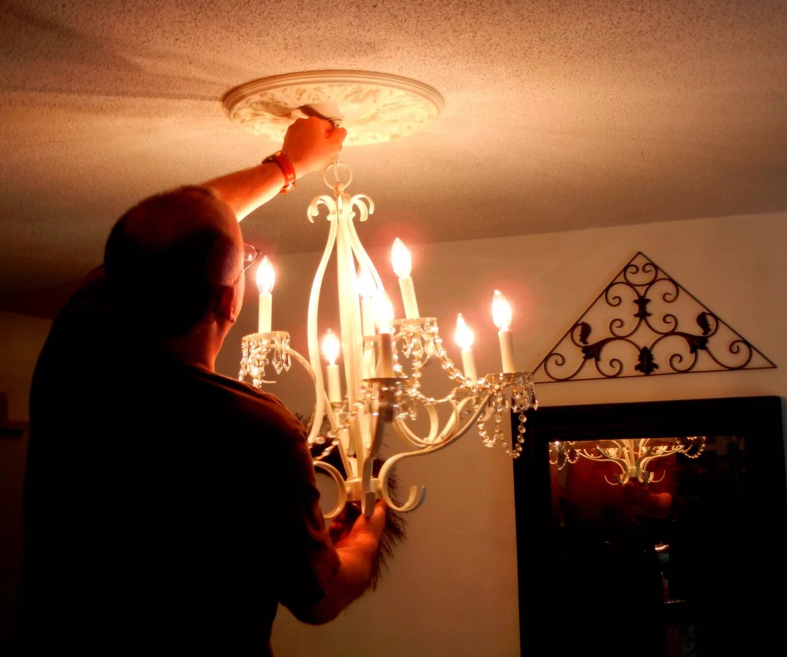 Выключенная люстра. Подключить люстру на одинарный выключатель на 2 лампочки. Выключенная люстра. Монтаж люстры. Лампа горит при выключенном выключателе.