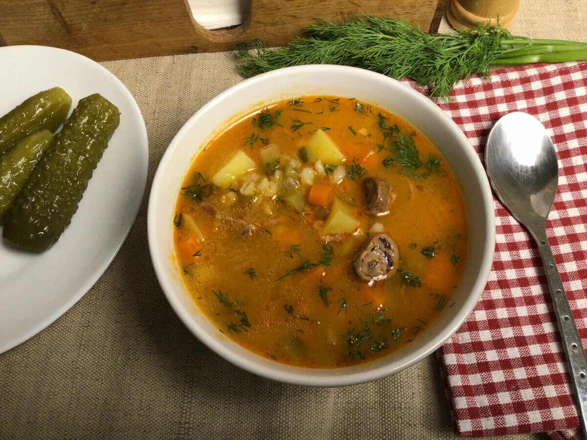 Рассольник ленинградский. Суп рассольник с перловкой и солеными. Как варить рассольник с соленых огурцов. Перловый суп рассольник. Как варить рассольник с соленых огурцов.
