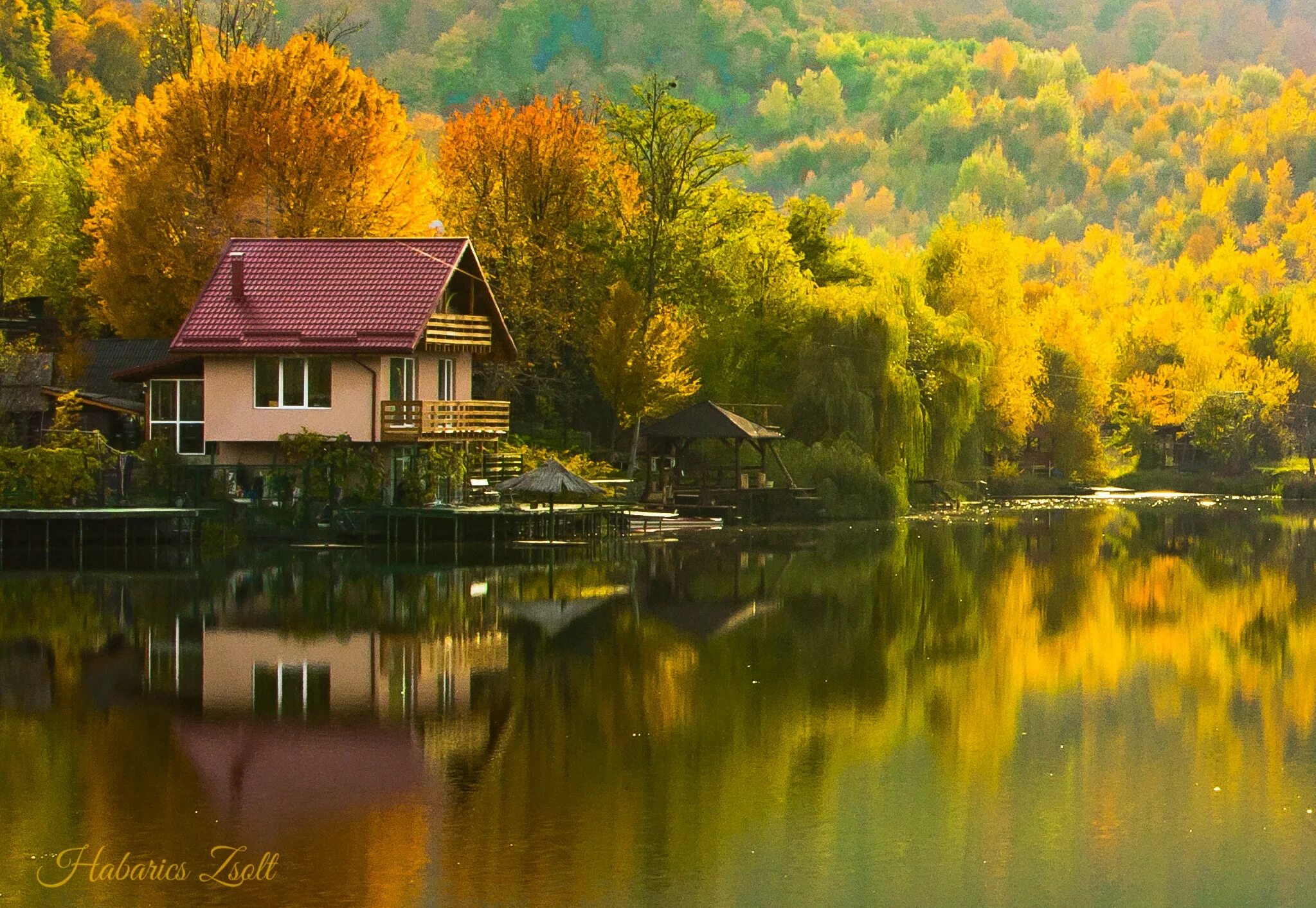 Дом у реки (River Cottage). Красивый пейзаж с домом. Домик в лесу у озера. Домик у речки в лесу. Деревня возле озера