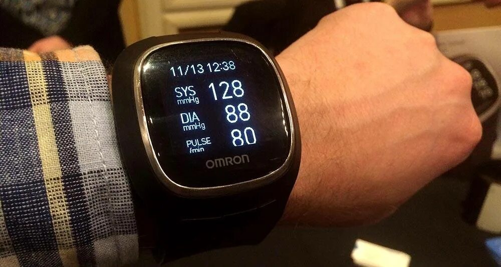 Как измерить давление на часах x8 pro. Умные часы хуавей с кардиограммой. Omron часы с тонометром. Часы меряют давление и пульс. Как измерить давление на часах x8 pro.