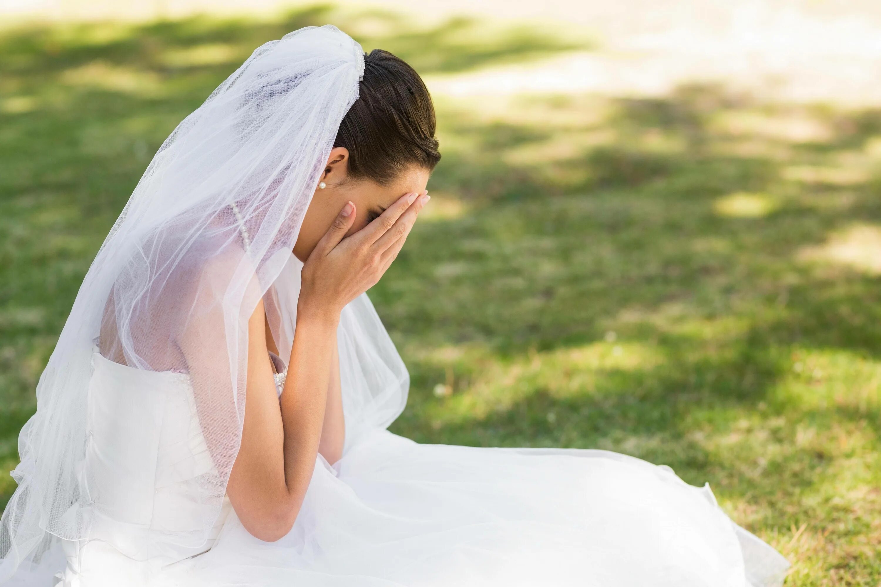 Заставить девушку выйти замуж. Невеста плачет. Девушка в свадебном платье. Nivesta. Свадьба невеста.