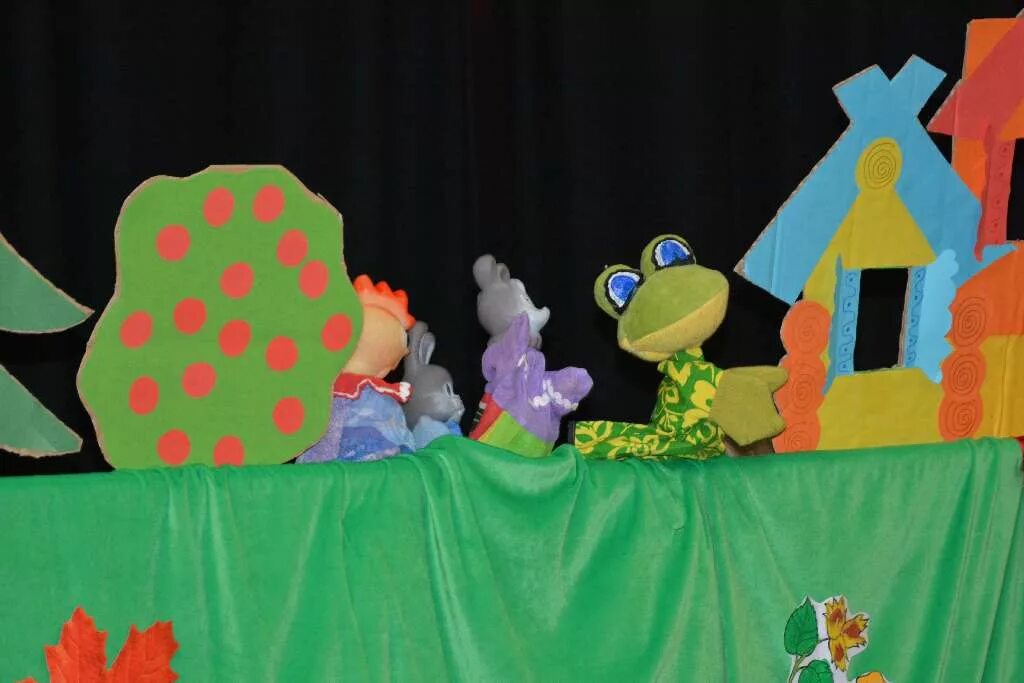 Терем теремок кукольный театр. Кукольный спектакль теремок. Декорации для театра в детском саду. Саратовский театр кукол теремок гаук. Театр кукол кострома спектакли.