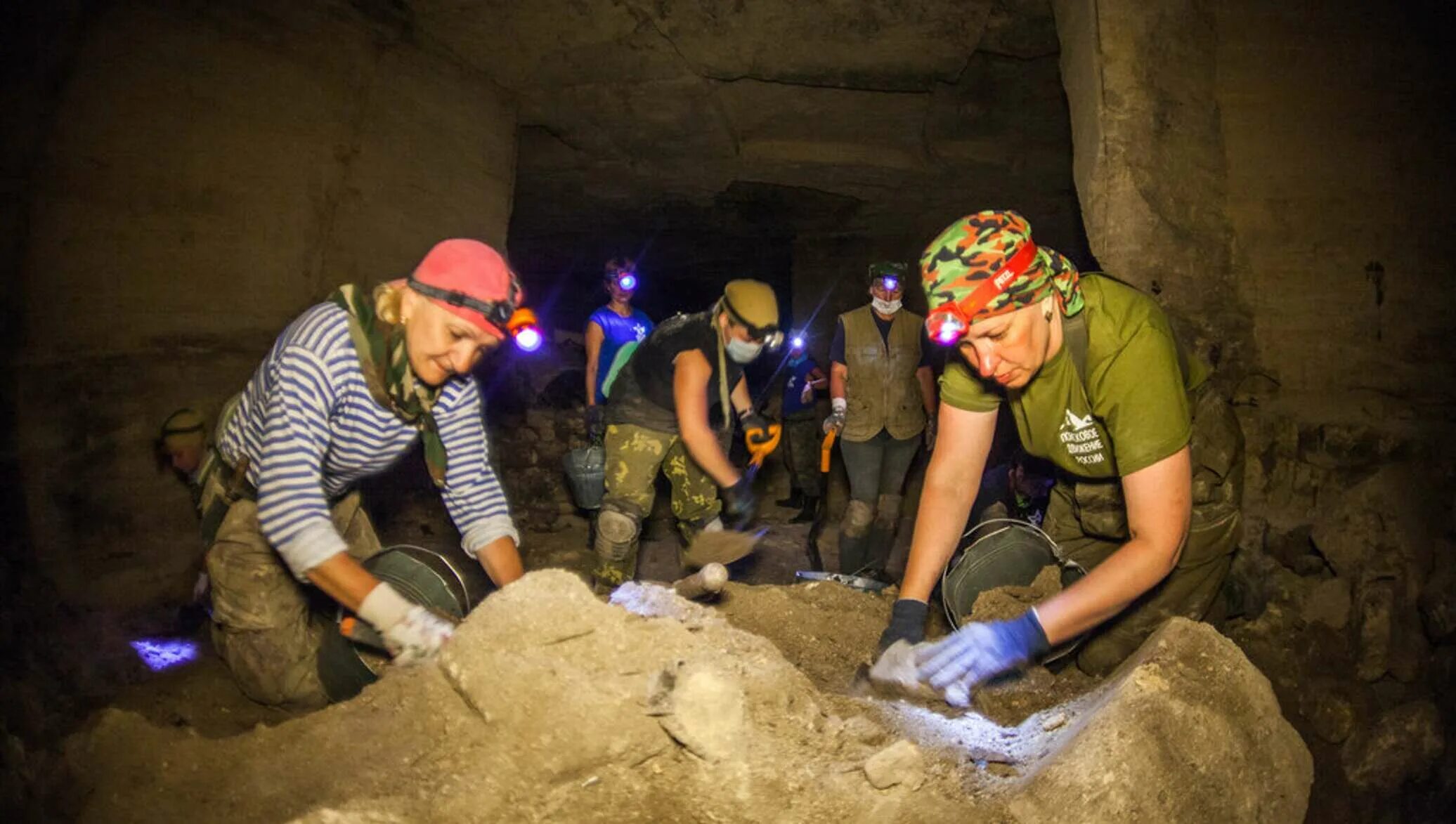 Каменоломни 19 век. Кто управлял работами на каменоломнях. Кто управлял работами на каменоломнях. Керченские каменоломни аджимушкая. Рабы на рудниках древней греции.