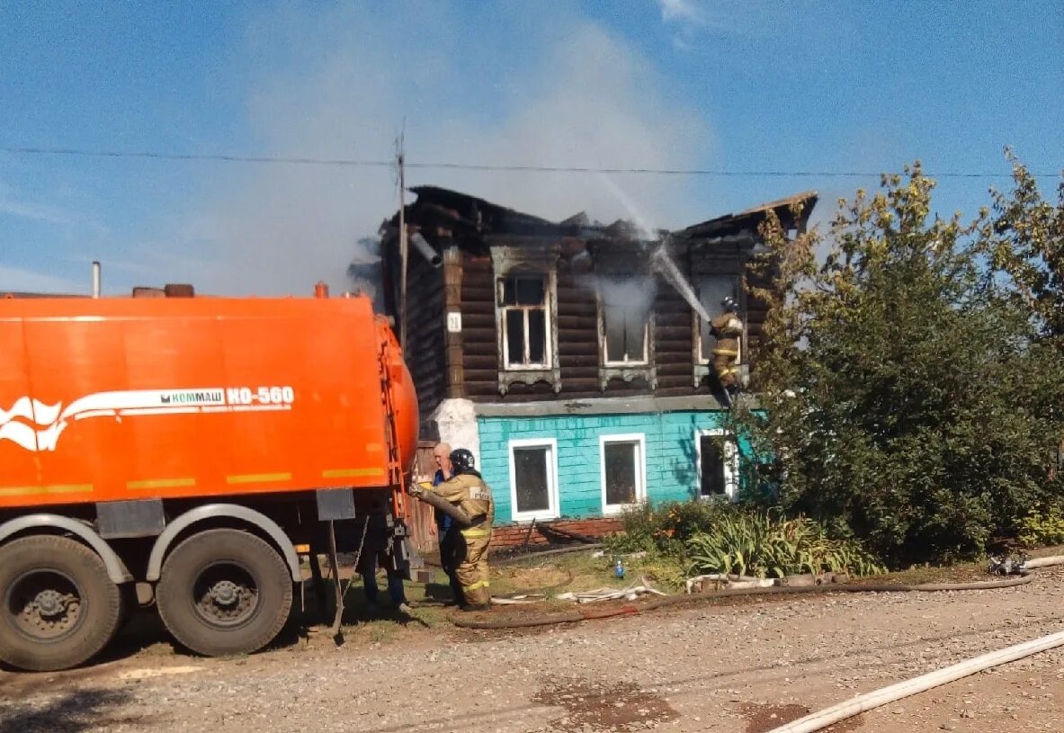 Пожар в Бузулуке. Пожар в Бузулуке сейчас. В Бузулуке сгорел частный дом. Пожар в Бузулуке сегодня. Новости бузулука сегодня свежие события происшествия